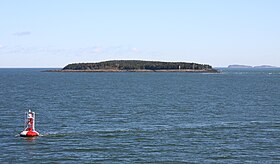 Pointe sud-ouest de l'île vu du traversier Rivière-du-Loup / Saint-Siméon