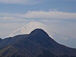 明神ヶ岳直下から重なった金時山と富士山を望む