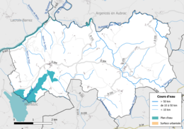 Carte en couleur présentant le réseau hydrographique de la commune