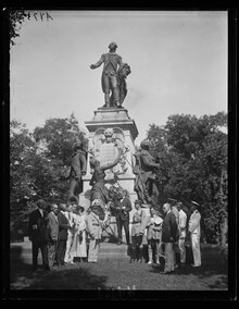 Sons of the Revolution laying a wreath at the statue in 1922