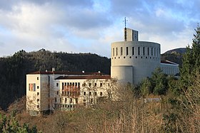 L'abbaye Notre-Dame de Randol depuis la route qui mène à Saint-Saturnin.