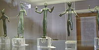 Vitrine des bronzetti étrusques.