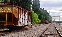 Nicht genutzte Eisenbahnmaschinen im Bahnhof der Stadt.