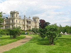 Castillo de Ferrières (1855-59), en estilo neorrenacentista inglés con aire italianizante al gusto francés de la época