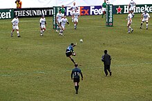 Dan Parks, sous les couleurs des Glasgow Warriors, transformant un essai en 2008