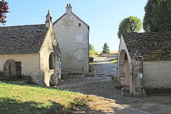 Un abreuvoir est intégré entre chapelle et lavoir.