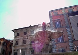 Una de las fuentes de la Plaza Farnese