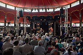 Concert dans la salle du Magic Mirrors, 2015