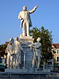 La statue de Jean Jaurès place Jean-Jaurès à Carmaux.