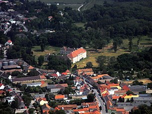 Trautmannsdorf aus der Luft; mittig das Schloss