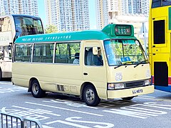 2004年起投入服務的Coaster綠色專線小巴（16座位）