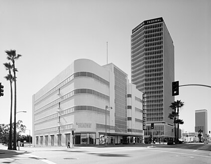 The Broadway Wilshire on Miracle Mile in 1973. The branch was originally a Coulter's department store.