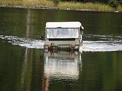 "Vue de face d’un véhicule sur un lac, l’eau arrive presque jusqu’au capot avant"