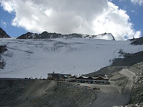 Vue du glacier du Rettenbach avec la station de ski à ses pieds.