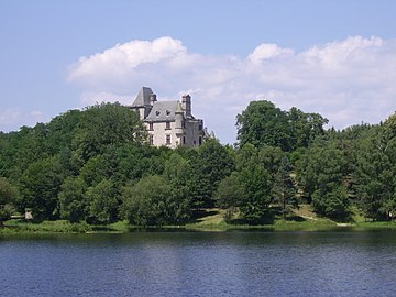 L'étang de la Prade et le château.