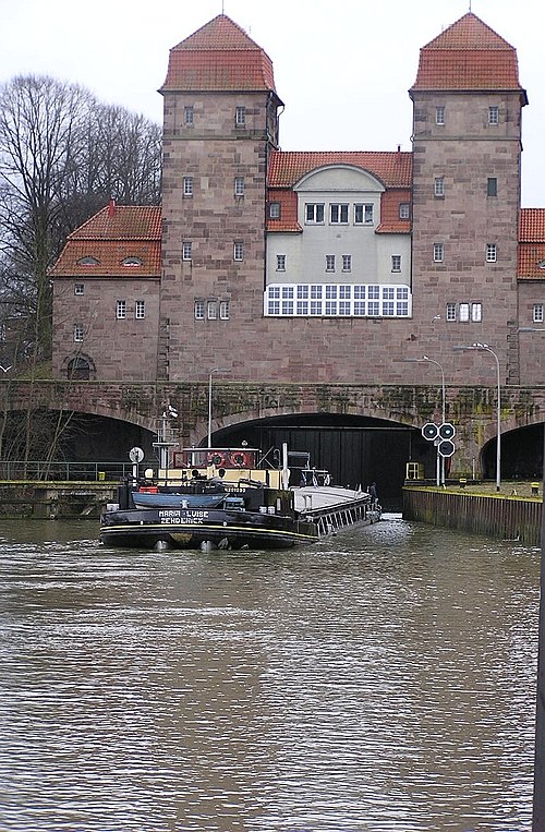 Schachtsluis van de vaarwegkruising Minden.