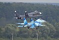 L'unique biplace Su-35UB et un Su-47 volant en formation serrée, lors de l'exposition MAKS 2003.