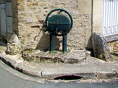 Fontaine publique avec pompe « Dragor ».