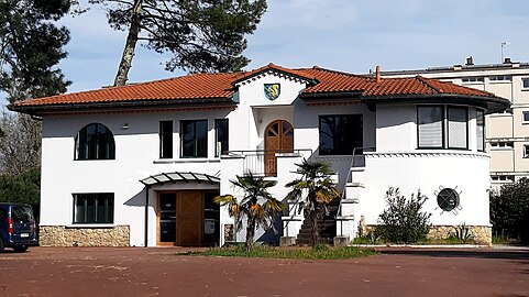 Villa Chantaco, 978, avenue du Colonel Kw Rozanoff, réquisitionnée par les allemands pendant la guerre. Elle est notamment occupée par les équipages des Junkers Ju 290 du Fernaufklärungsgruppe 5 de juin 1943 jusqu'à leur départ en août 1944[5]. Il reste de leur passage des graffitis, qui ont été conservés au rez-de-chaussée.