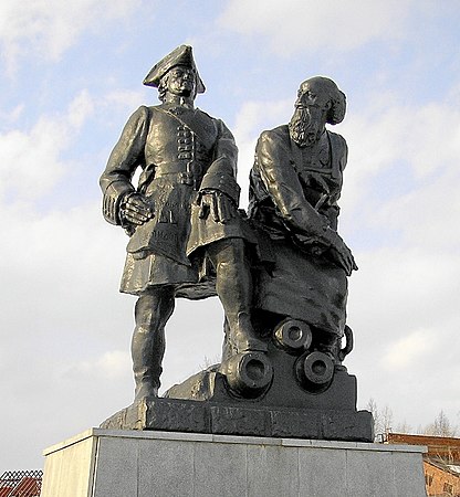 Памятник царю Петру I и промышленнику Н. Демидову в Невьянске (2002 год)