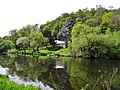 Bieuzy : la chapelle Saint-Gidas et son rocher sur la rive droite du Blavet vus depuis le chemin de halage de la rive gauche (en Pluméliau).