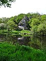 Bieuzy : la chapelle Saint-Gidas et son rocher sur la rive droite du Blavet vus depuis le chemin de halage de la rive gauche (en Pluméliau).