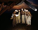 צוות של מפציץ B-17 לפני יציאה לגיחה מאי 1942.