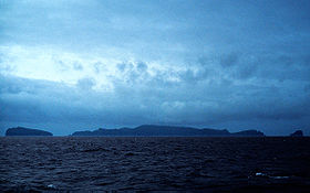 Vue des îles des Antipodes (Île des Antipodes au centre, Île Bollons à g.)