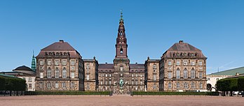 Le château de Christiansborg, siège du Parlement danois, le Folketing, du ministère d'État et de la Cour suprême, à Copenhague. (définition réelle 10 186 × 4 454)