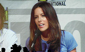 Kate Beckinsale, titulaire du rôle de Selene, au Comic-Con, parlant d'Underworld 2 : Évolution (juillet 2005)