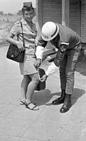 שוטר צבאי מודד אורך חציאת לחיילת, 1969.