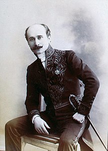 Edmond Rostand en habit vert avec épée.