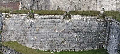 Parapet en terre et pierre et embrasures à bords en pierre des remparts de la citadelle de Besançon.