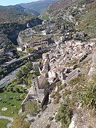 Vue générale de la ville ; au fond, les gorges de la Chalvagne.