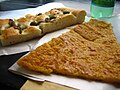 Focaccia genovese con le olive e farinata di ceci