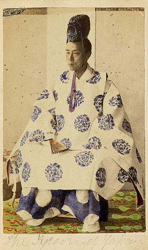 게이오(慶応) 3년(1867년) 오사카(大阪)에서 찍은 도쿠가와 요시노부의 사진(흑백 원판에 색을 입힌 것이다).