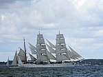 Le Gorch Fock, trois-mâts barque allemand toutes voiles sorties (sauf une) dans le canal de Kiel en août 2006.