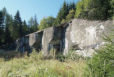 Bloc K-S 43 : les trois créneaux de l'ouvrage de l'Adam (cs) (Adamsberg pour les Allemands), une casemate d'artillerie pour trois obusiers.