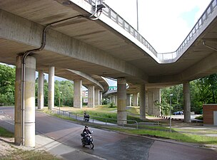 Trafikplatsens på- och avfartsramper under Karlbergsbron, vy söderut, 2010.