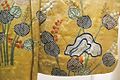 Kosode, v. 1700-1750. Teinture jaune à réserves et broderies sur soie damassée rinzu. Coll. Matsuzakaya, Tokyo[30].