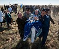 O comandante Oleg Kotov é recolhido pela equipe de terra após o pouso da Soyuz TMA-17.