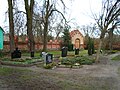 Friedhof, Umfassungsmauer mit Toranlage, Aufbahrungskapelle, Familiengrabanlage