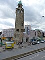 Landungsbrücken de St-Pauli en cours de rénovation avec la tour imposante (Hambourg)