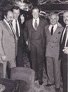 De gauche à droite : Norbert Aauerbach, Jacques Hersant, Roger Moore et Henri Chemin.