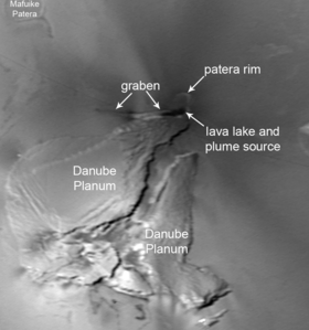Снимок плато Дунай наивысшего разрешения из сделанных Вояджером-1 в марте 1979 года. Верхняя патера принадлежит вулкану Пеле.
