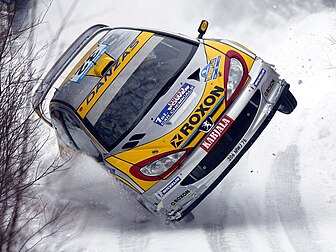 La Peugeot 206 WRC du pilote finlandais Juuso Pykälistö durant le Rallye de Suède 2003. (définition réelle 1 024 × 768*)