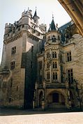 Cour intérieure : le donjon et l'escalier à vis.