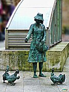 Femme avec des poules, en face du marché central