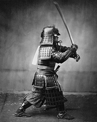 סמוראי אוחז בחרבו. המונח "סמוראי" מתייחס לבן מעמד האצולה הלוחמת ביפן בתקופה הטרום-תעשייתית.