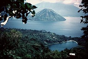 L'île de Maitara vue depuis celle de Ternate. Au fond, l'île de Tidore